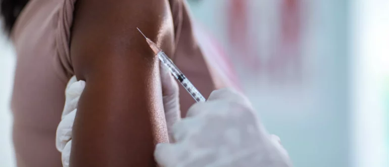 jeune femme se faisant vacciner