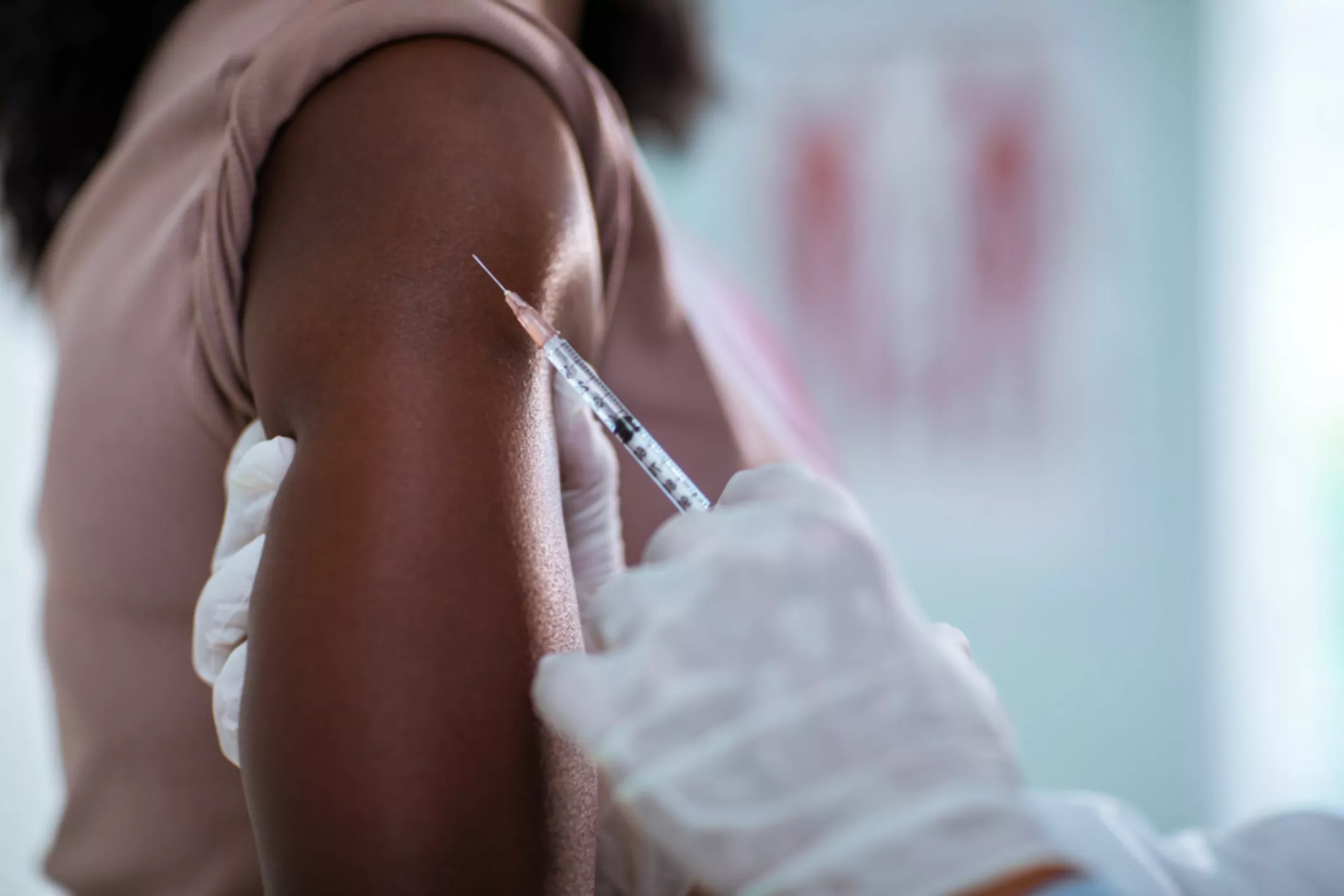 jeune femme se faisant vacciner