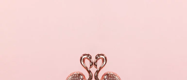 flamingos de ouro rosa adoram forma de coração