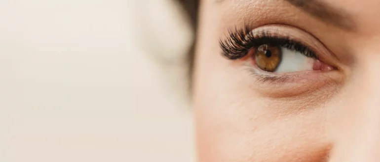 hvid ung kvinde med eyelash extensions