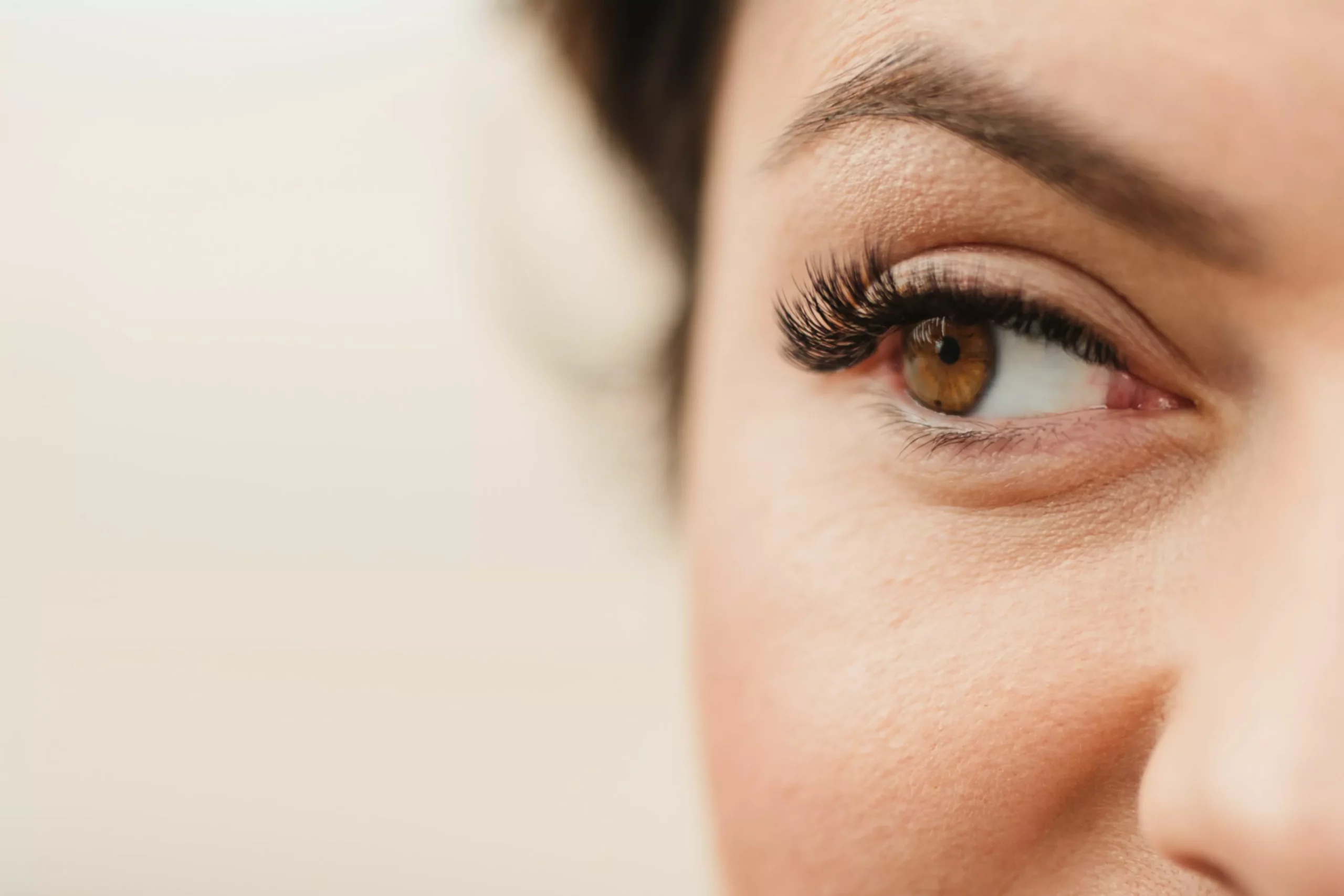 hvid ung kvinde med eyelash extensions