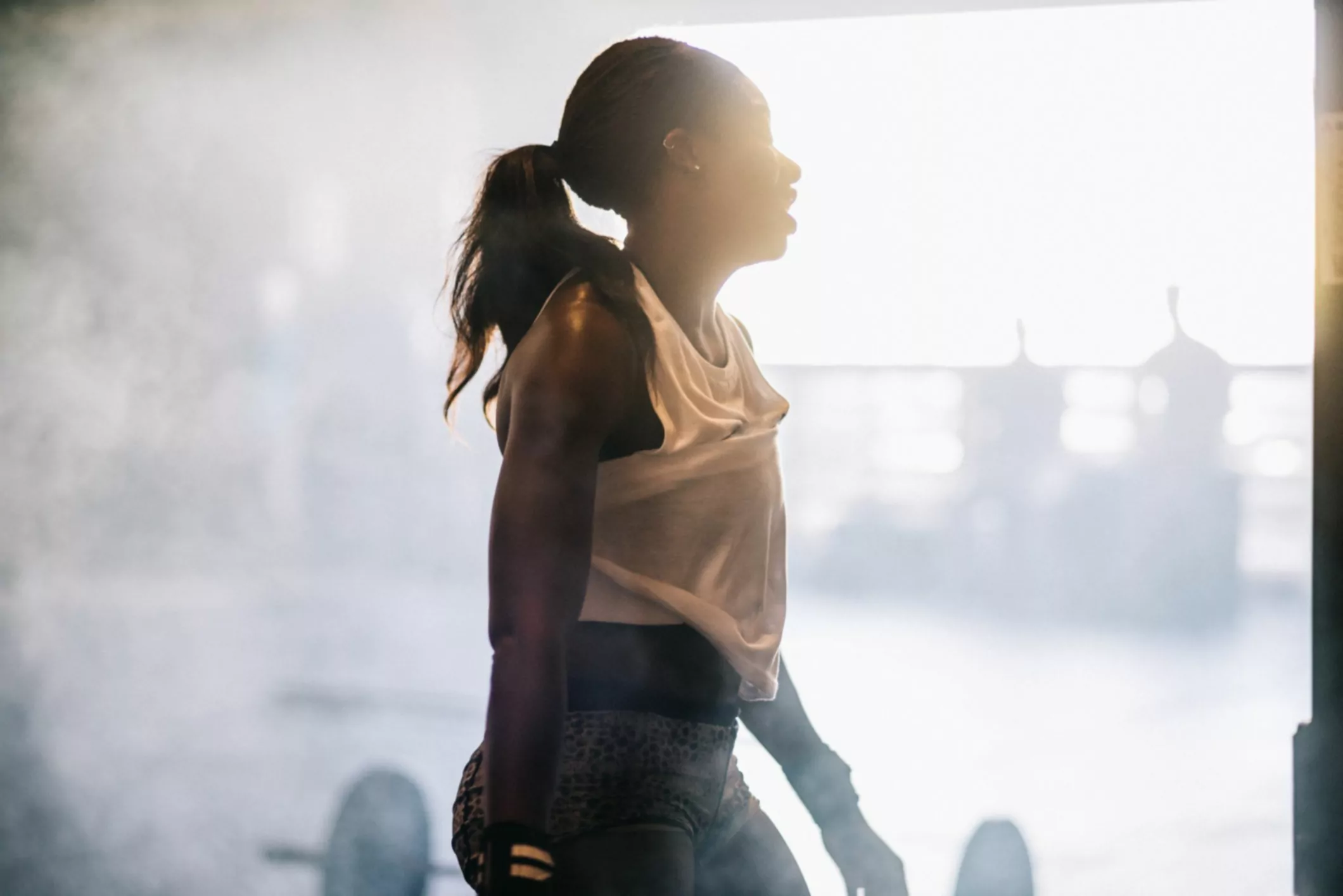 Erschöpfter Cross-Trainingssportler macht Pause im Fitnessstudio