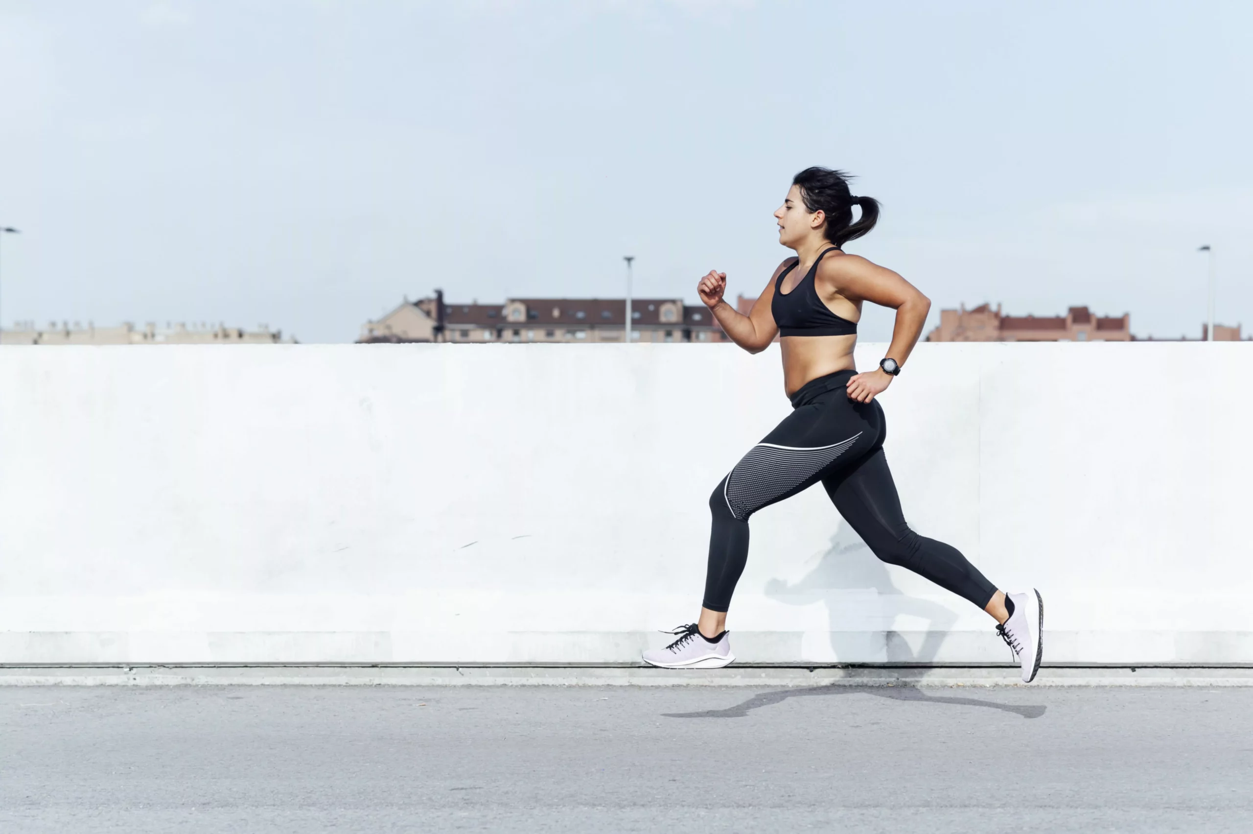 junge Frau beim Lauftraining in der Stadt